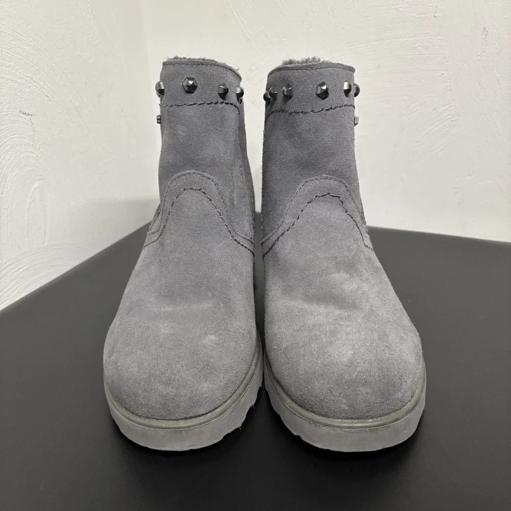 BEARPAW Women's‎ Caroline Suede Ankle Boot Side Zip Gray Faux Fur Size 7 Studded